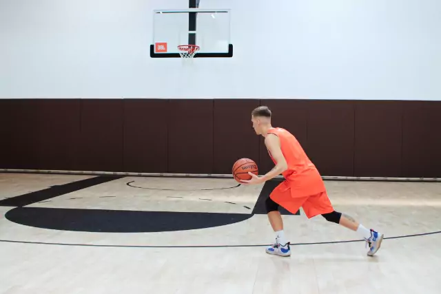 Attack pick and roll (hard hedge)