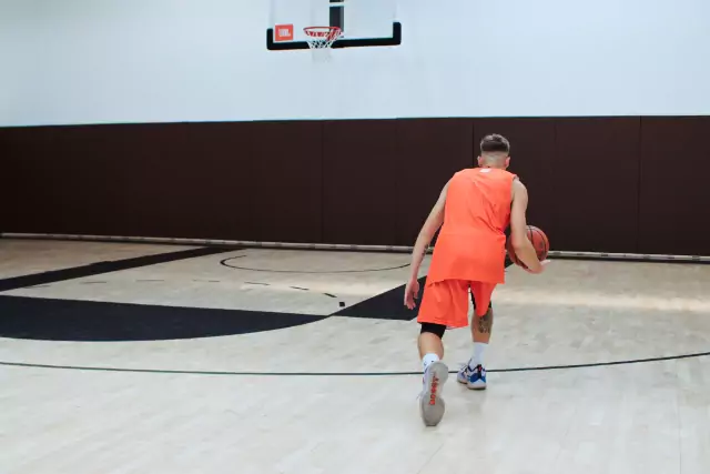 Wing between the legs dribble pull ups