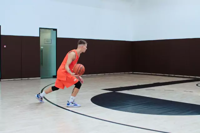 Wing between the legs dribble pull ups w. the overhand dribble
