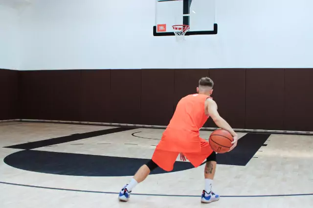 Double behind the back dribble combo pull ups